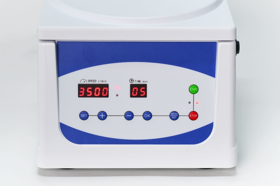 Düşük Gürültülü 4000 RPM Düşük Hızlı Merkezici Makine 2100xg RCF Rutin Laboratuvar Uygulamaları İçin