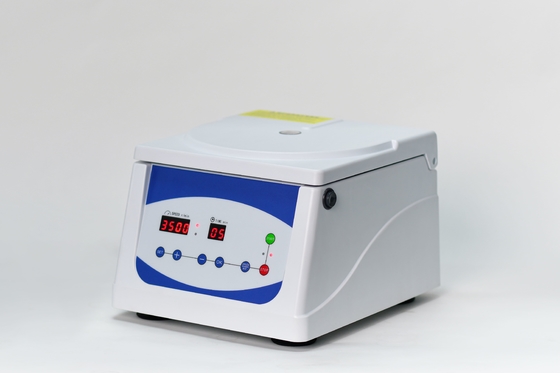 Düşük Gürültülü 4000 RPM Düşük Hızlı Merkezici Makine 2100xg RCF Rutin Laboratuvar Uygulamaları İçin