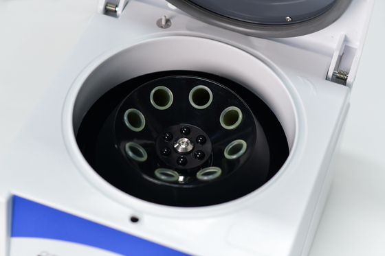 Düşük Gürültülü 4000 RPM Düşük Hızlı Merkezici Makine 2100xg RCF Rutin Laboratuvar Uygulamaları İçin